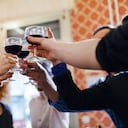 ¡No se lo pierda! Descubra cómo puede deshacerse de las manchas de vino tinto en la ropa utilizando un ingrediente común: la sal.