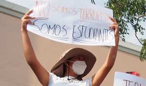 Las autoridades llegaron con artillería pesada, incluso usaron tanques de guerra contra los manifestantes y estudiantes que se encontraban dentro de la Universidad de San Marcos en Lima, Perú
