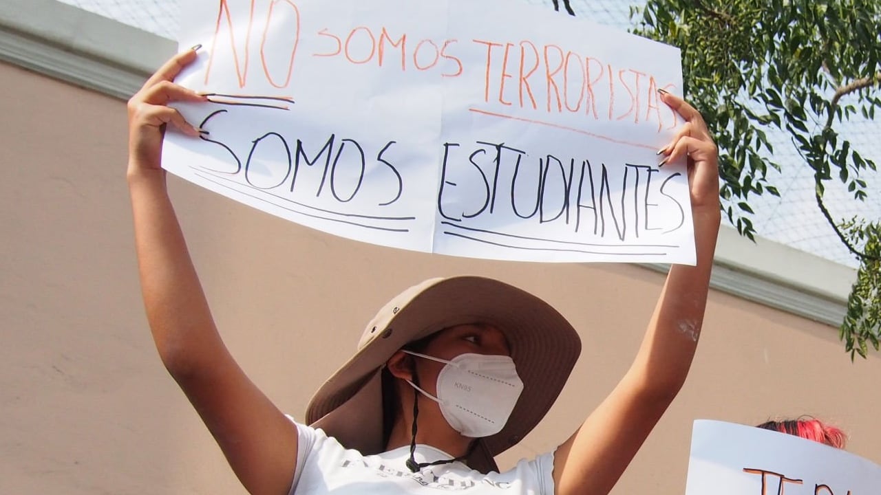 Las autoridades llegaron con artillería pesada, incluso usaron tanques de guerra contra los manifestantes y estudiantes que se encontraban dentro de la Universidad de San Marcos en Lima, Perú