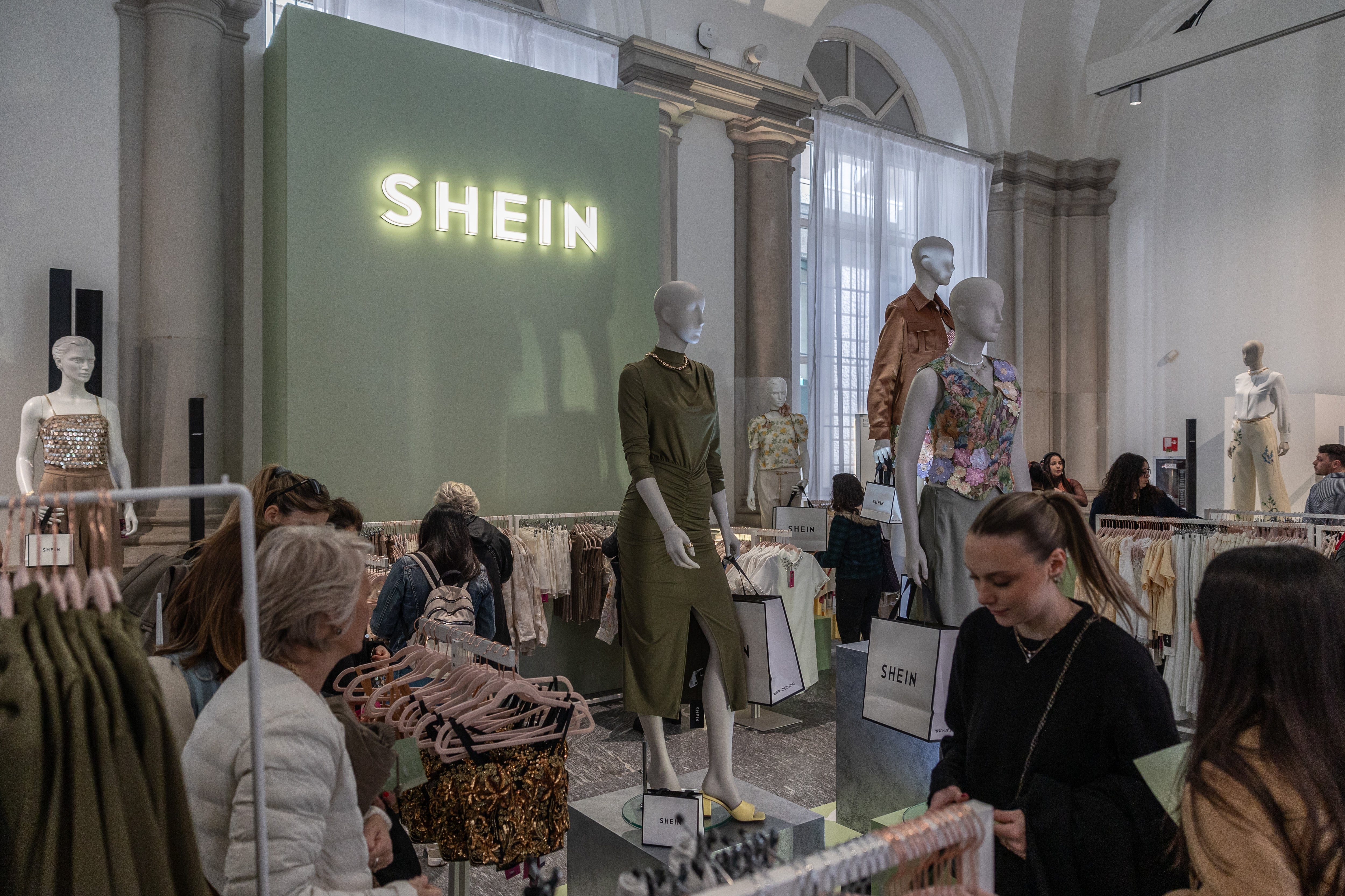 SHEIN, plataforma china de comercio electrónico especializada en moda ultrarrápida, organiza con frecuencia tiendas temporales para que los clientes puedan experimentar sus productos en persona e interactuar con la marca offline