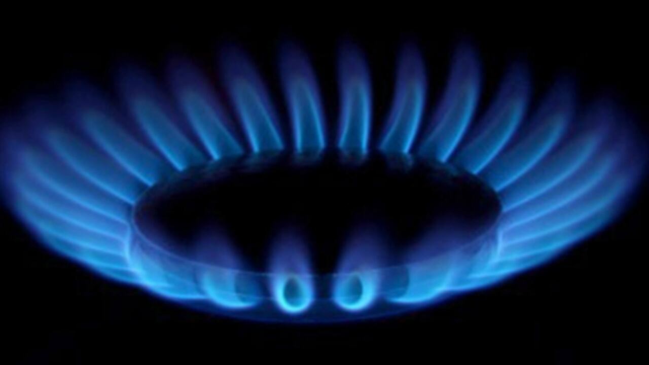 En el sector de gas natural, la superintendencia impuso sanciones por violaciones al régimen tarifario, no aplicación de las tarifas de acuerdo a la estratificación socioeconómica, incumplimiento al código de distribución del gas combustible por redes y a las normas técnicas y de seguridad.