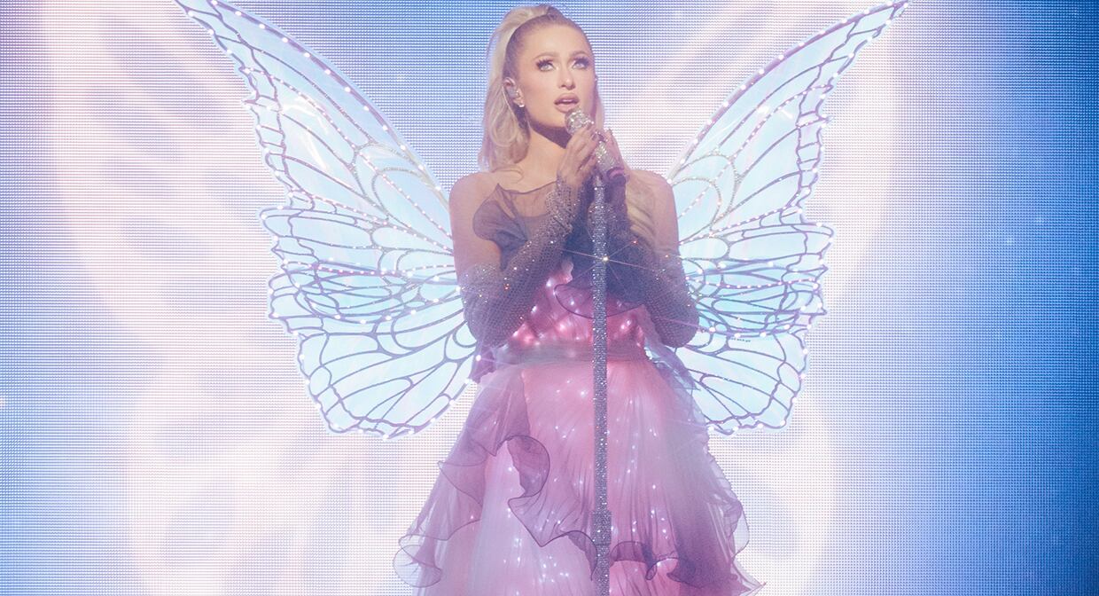 El documental Infinite Icon: A Visual Memoir de Paris Hilton se encuentra disponible en salas de cine seleccionadas de Colombia desde el 29 de enero de 2026.