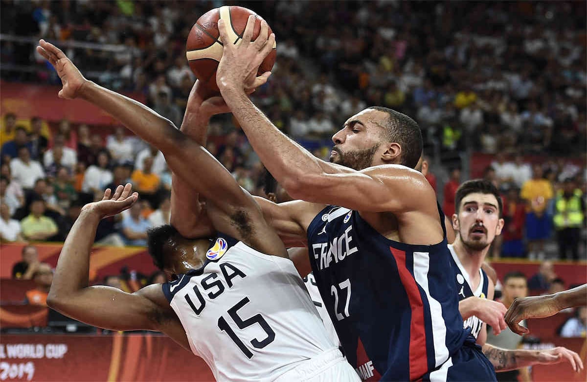 Kemba Walker, de los Estados Unidos, lucha por el balón con el francés Rudy Gobert durante los cuartos de final de la Copa Mundial de Baloncesto entre Estados Unidos y Francia en Dongguan, el 11 de septiembre de 2019. (Foto de Ye Aung Thu / AFP)
