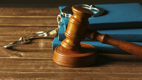 La mujer víctima del ataque acudió al juzgado a declarar por un caso relacionado con una disputa financiera, por lo que se sospecha que el ataque estaría vinculado con ese proceso judicial.