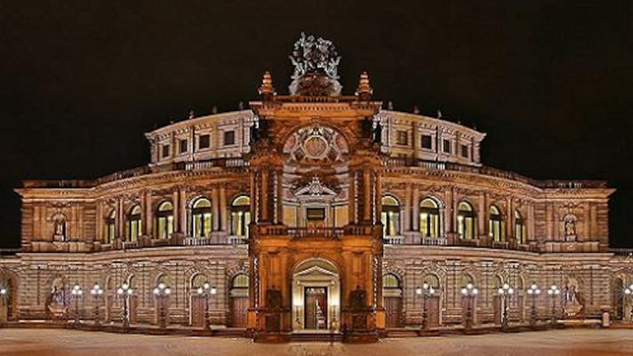 10. Dresden Staatskapelle. Conocida como Staatskapelle Dresden, esta orquesta sinfónica reside en Dresde, Alemania. Es una de las más antiguas en el mundo, al ser fundada en 1548. En agosto de 2007 Fabio Luisi fue nombrado Director Principal de la orquesta. En la foto, él Opera Semper en Dresden.