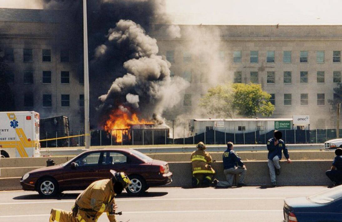 Toma del Interior del edificio que fue golpeado por el avión a nivel del primer piso. Foto: FBI