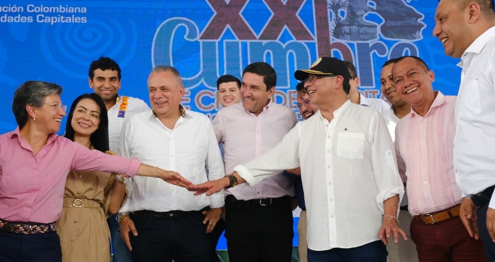 La alcaldesa Claudia López y el presidente Gustavo Petro con alcaldes capitales en San José del Guaviare.