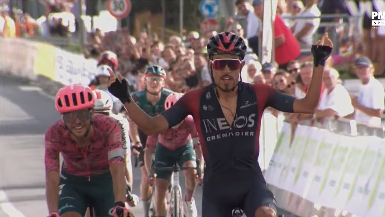 Daniel Martínez levantando las manos luego de ganar el esprint en el que también estuvo Esteban Chaves