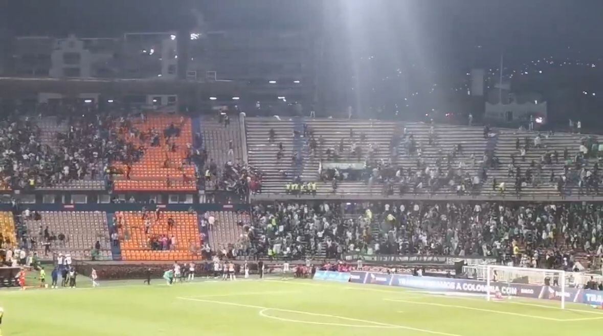 Enfrentamiento de barras en el Atanasio Girardot de Medellín.