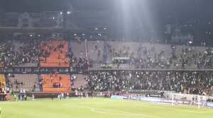 En la tribuna norte del estadio Atanasio Girardot de Medellín se registró una batalla campal, en medio del juego entre Nacional y Junior