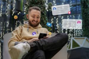 Entre los nuevos diseños destaca un emoji de rostro cansado con ojeras, ideal para reflejar el agotamiento.