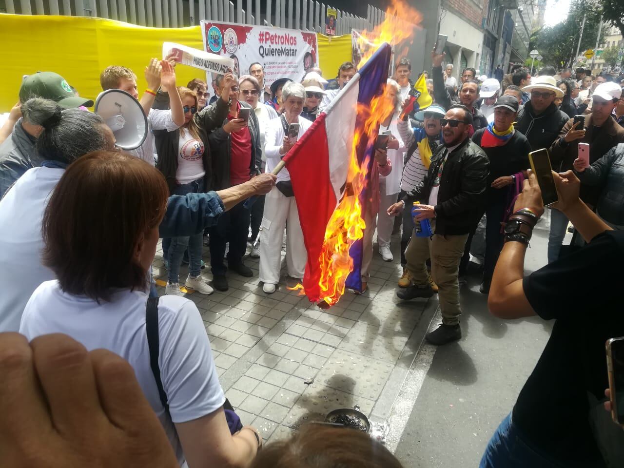 Quema bandera del M-19 en plantón contra la reforma a la salud.