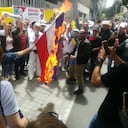 Quema bandera del M-19 en plantón contra la reforma a la salud.