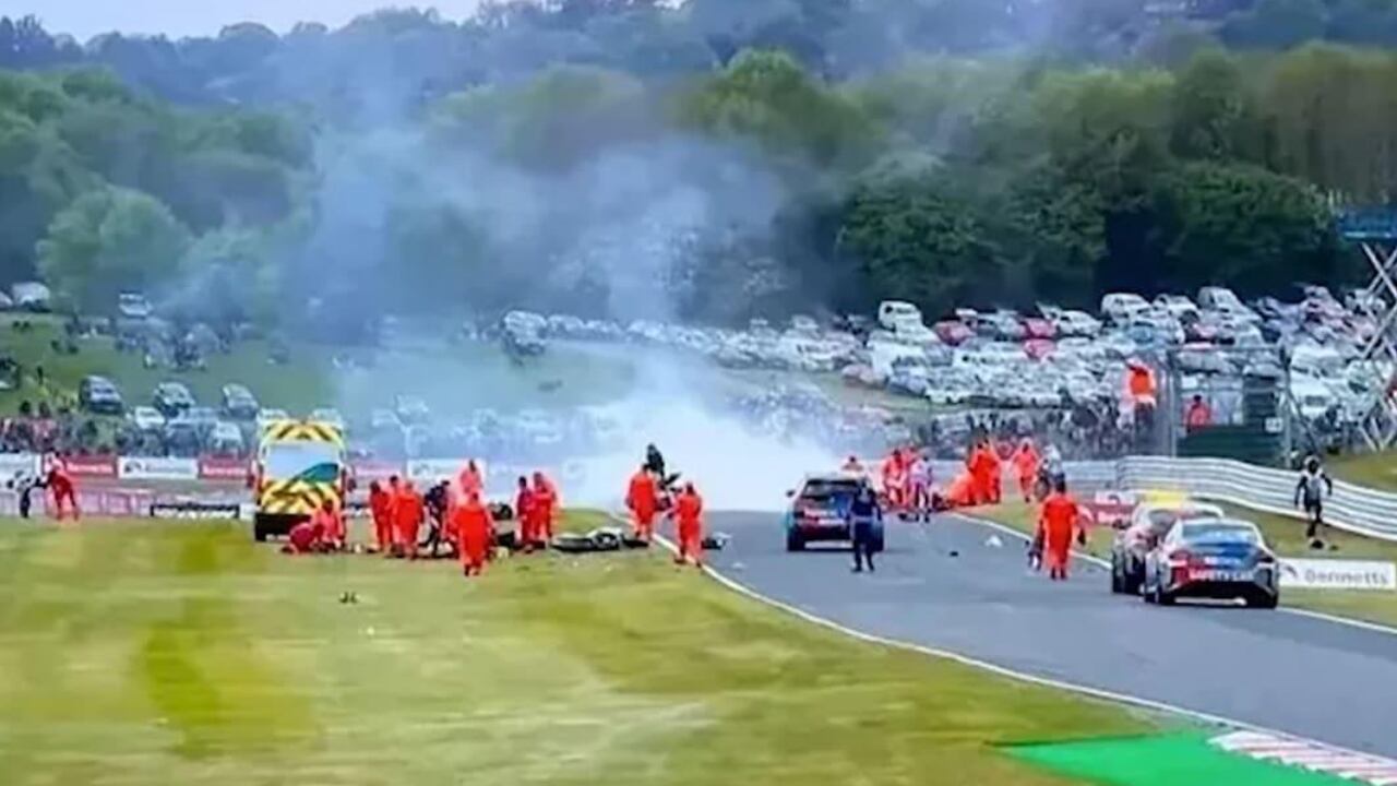 Así quedó la zona del accidente tras lo sucedido en el circuito de Oulton Park en Inglaterra.