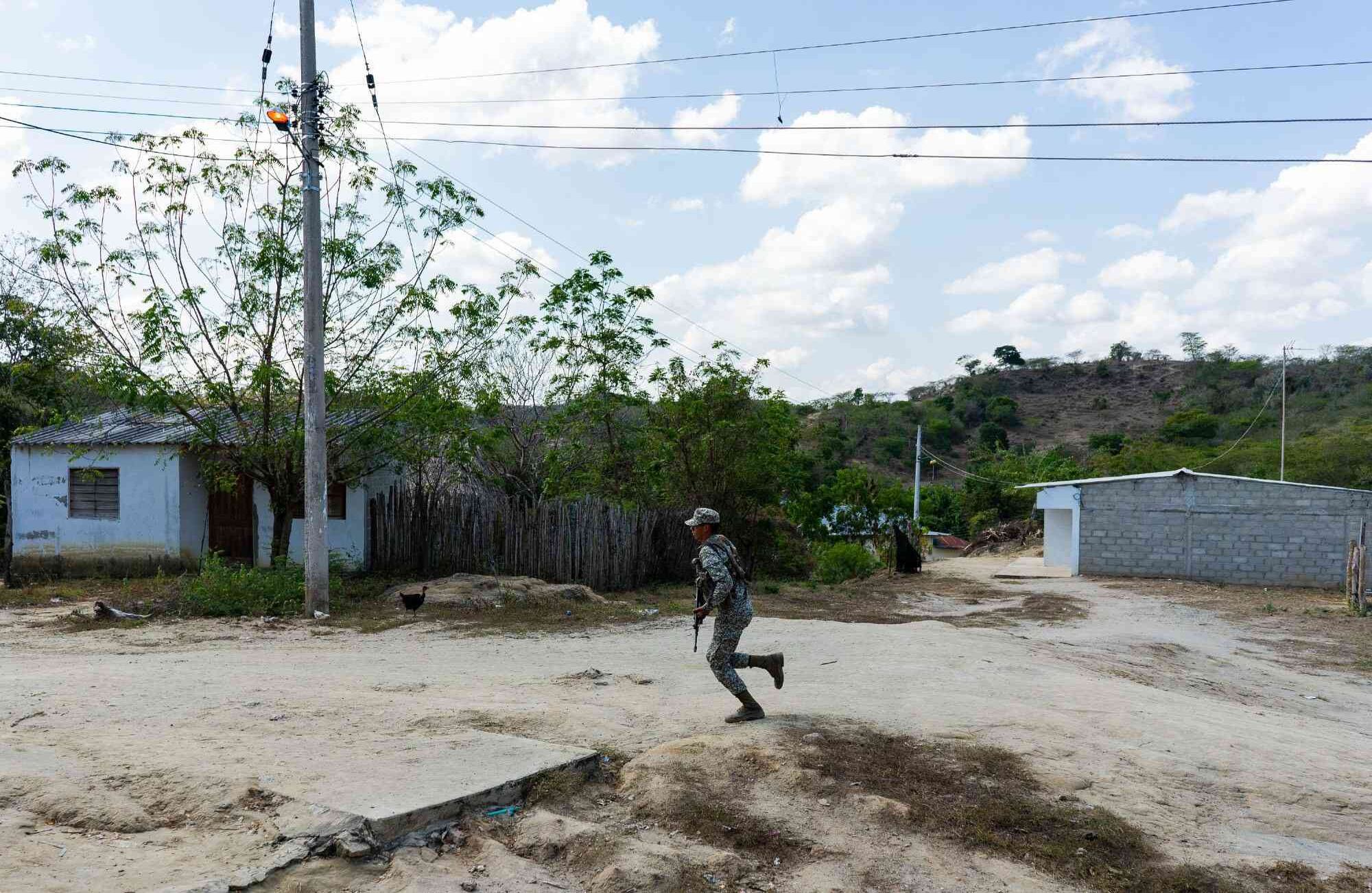 Un infante de marina en labores de control y vigilancia luego de haber sido militarizado el pueblo. A pesar de esto muchos sectores de la población no confían en que la solución sea mas pie de fuerza, el llamado es por mas presencia del estado.
