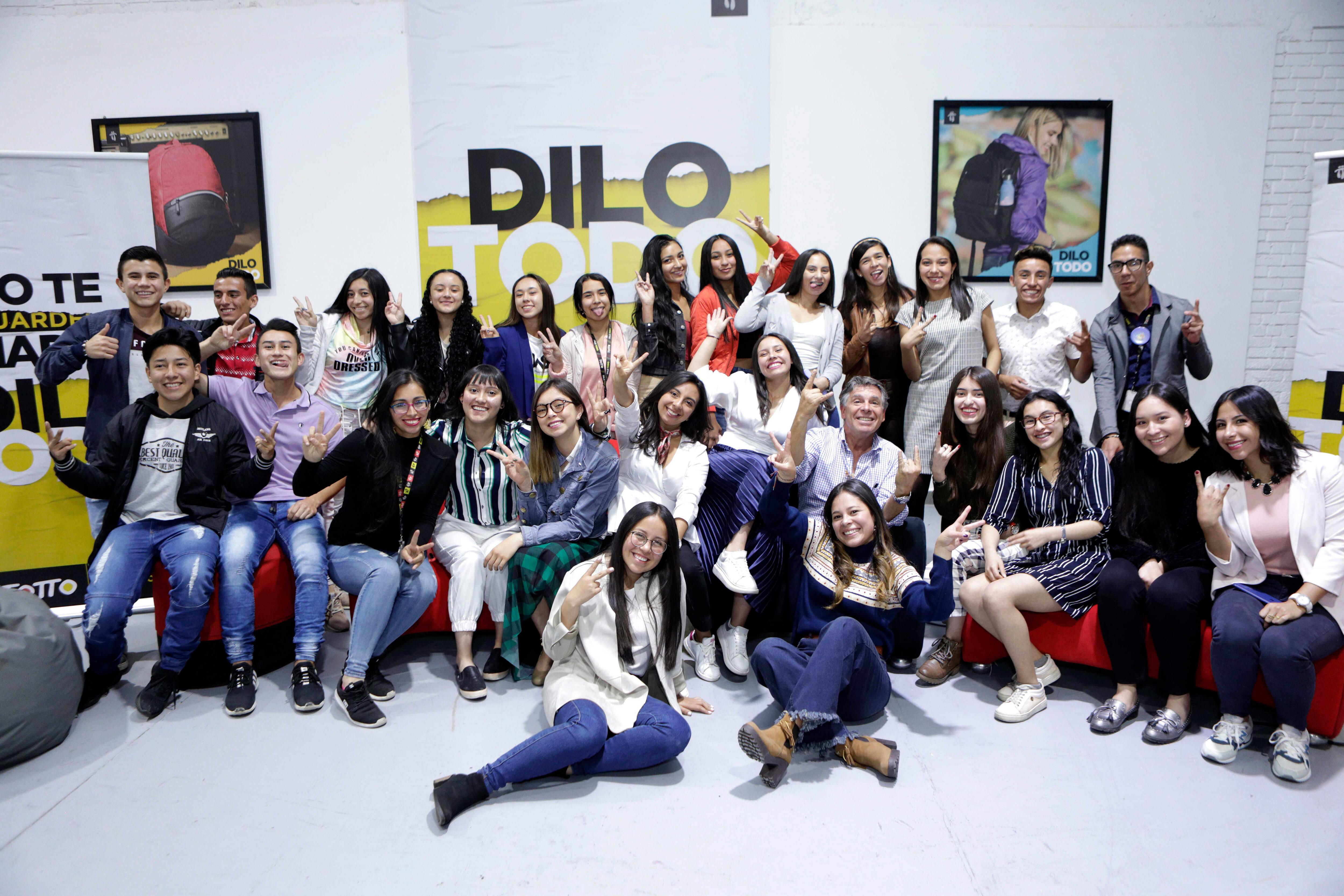 Jóvenes empleados de la marca junto al presidente Natan Bursztyn.