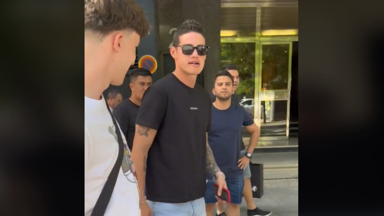 James se tomó fotos con algunos fanáticos que se lo encontraron.