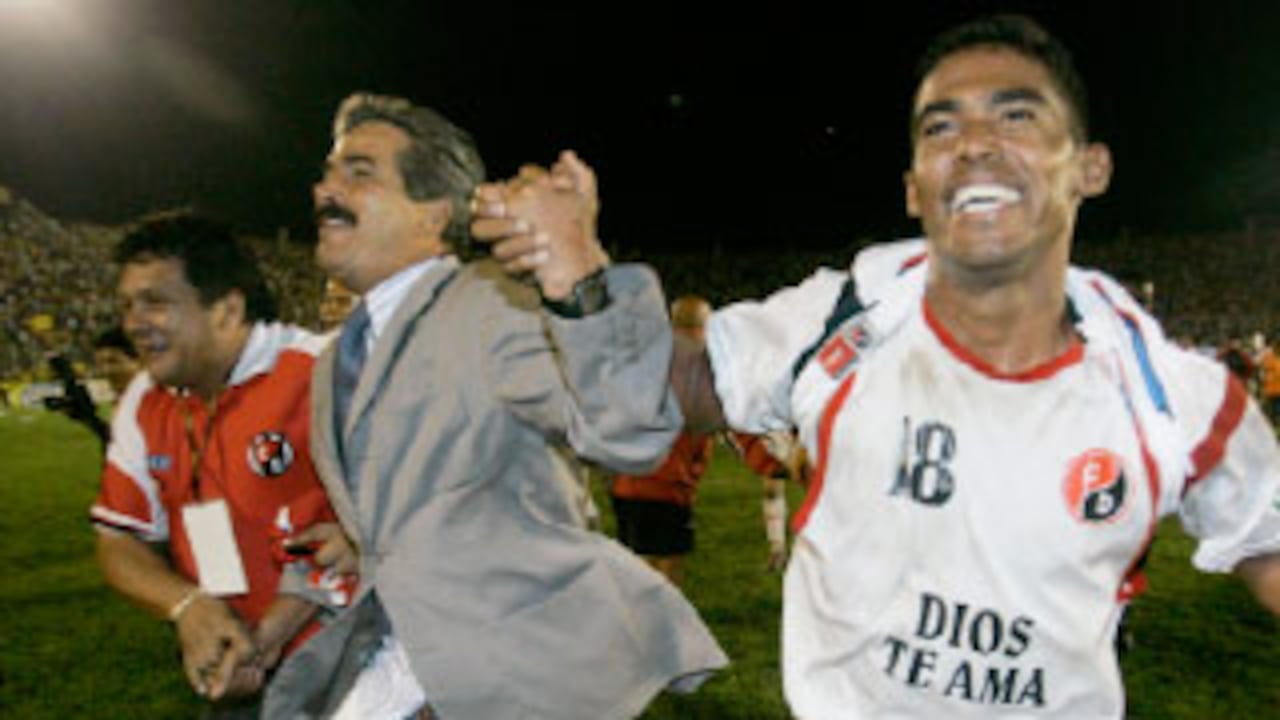 El Cúcuta Deportivo se coronó campeón de la Copa Mustang del segundo semestre al derrotar 1-0 al Tolima en Cúcuta y conseguir un empate en Ibagué. El técnico Jorge Luis Pinto celebra con el jugador Luis Trujillo