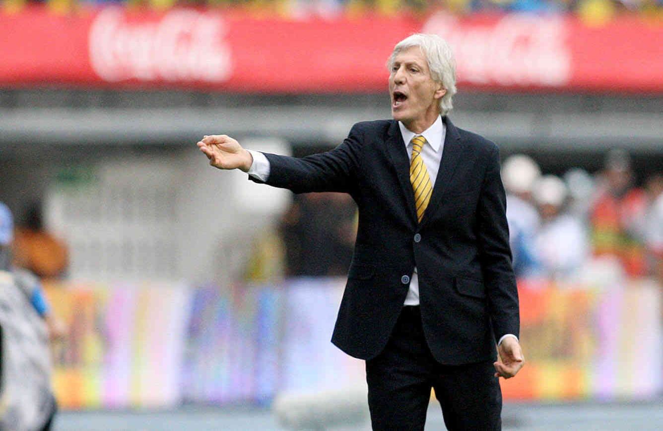 José Pékerman reclama por una falta que sufrió el colombiano Duván Zapata. Foto: León Darío Peláez / SEMANA