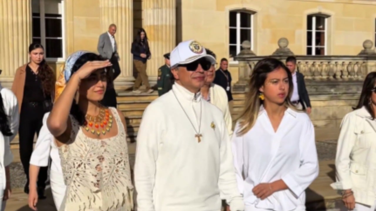 Gustavo Petro y sus hijas.