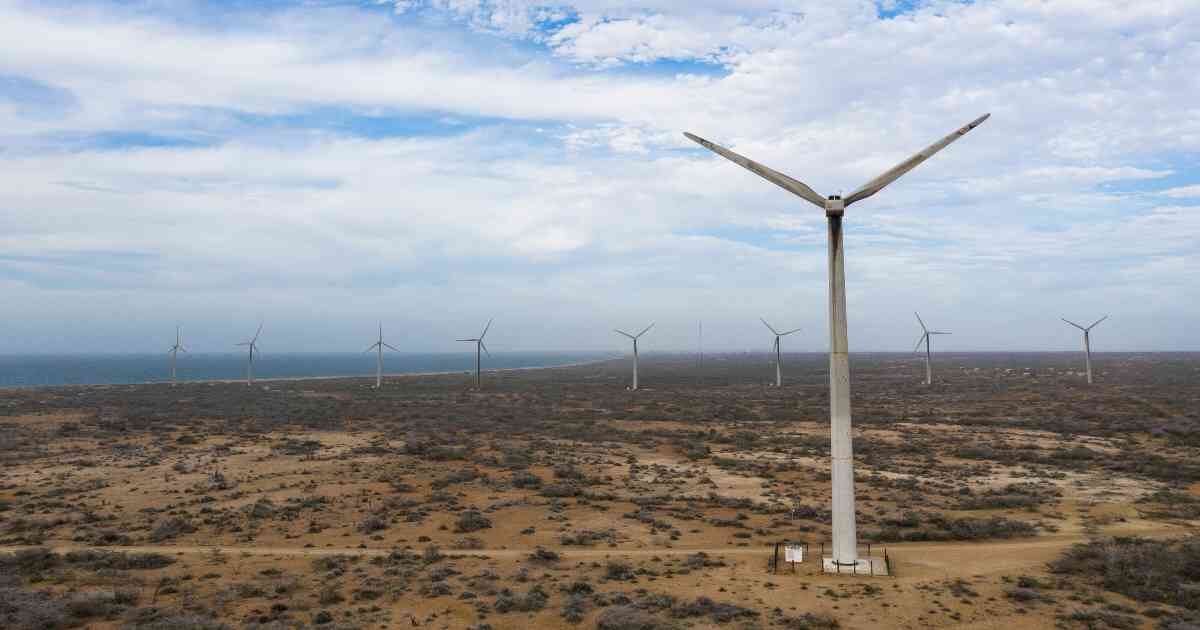 La Guajira tiene el mayor potencial eólico del país y concentra algunos de los proyectos más grandes del sistema, en total 17 proyectos monitoreados por SER Colombia (aproximadamente 2.700 megavatios). Sin embargo, también es la región donde se han presentado los mayores desafíos para su implementación, al punto que hoy el 53% de estos proyectos se encuentra en stand by.  Foto: Esteban Vega La -Rotta / Semana