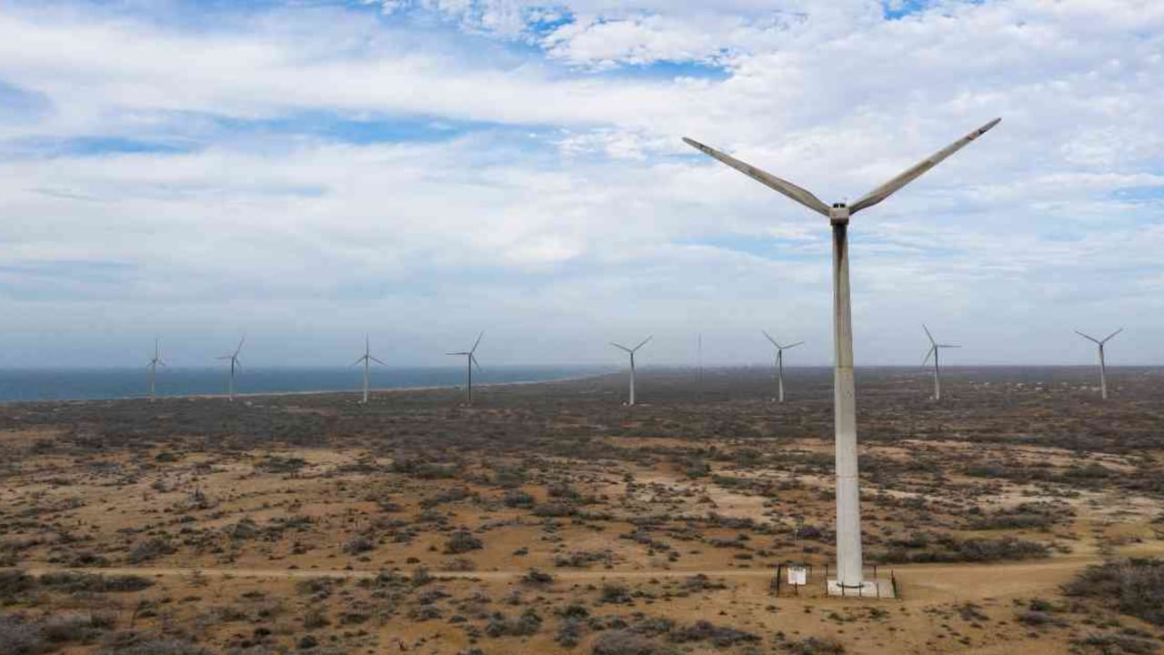 Jepirachi es el único parque eólico en Colombia. Este proyecto, de EPM, posee 15 aerogeneradores y tiene una capacidad instalada de 19,5 MW. Foto: Esteban Vega La -Rotta / Semana
