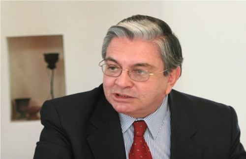 Fabio Valencia Cossio (foto) fue por muchos años el líder conservador en Antioquia. El traslado de su poder hacia Luis Alfredo Ramos se dio por el desgaste que tuvo Valencia como negociador en el proceso con las Farc durante el gobierno Pastrana. Como lo han venido revelando los jefes paramilitares en las audiencias de justicia y paz, algunos miembros de las élites políticas y económicas buscaron el apoyo de paramilitares, asustados por los eventuales acuerdos en el Caguán y que irían contra sus intereses. Dice el trabajo, que optaron por buscar aliados políticos más confiables y reforzar su protección militar privada. 