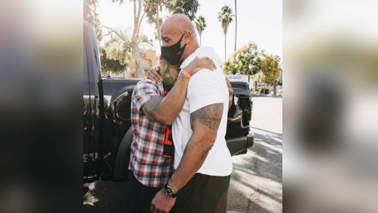 Dwayne Johnson premió a su fanático Óscar Rodríguez con un gran regalo, por su ardua labor ayudando a otras personas. Foto Instagram @therock.