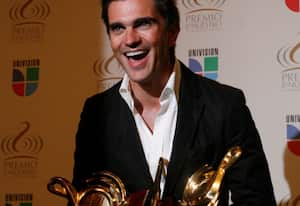 Juanes siguió con su racha ganadora el jueves, cuando obtuvo tres Premios Lo Nuestro a la Música Latina. El cantante colombiano, quien ha arrasado en varias entregas de premios de los últimos años, logró tres de los cinco premios a los que aspiraba, al artista rock del año, álbum rock del año ("La vida... es un ratico") y canción del año ("Me enamora"). Otros premiados fueron el astro español Enrique Iglesias, la banda mexicana Camila, el grupo estadunidense de origen dominicano Aventura, la boricua Olga Tañón y el grupo K-Paz de la Sierra con Franco de Vita.