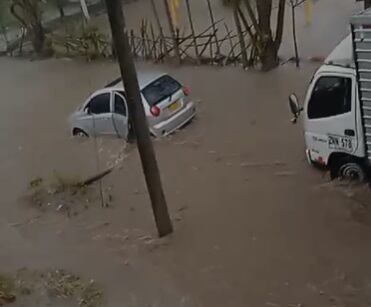 Varios vehículos quedaron atrapados en medio de las calles y avenidas convertidas en ríos por la intensidad de las lluvias.