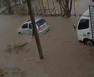 Varios vehículos quedaron atrapados en medio de las calles y avenidas convertidas en ríos por la intensidad de las lluvias.