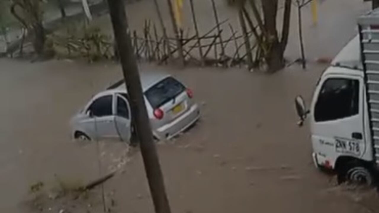 Vehículos quedaron atrapados en medio de las lluvias en Santa Marta