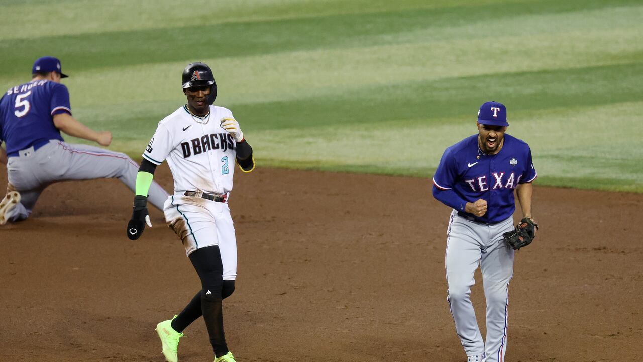 Marcus Semien # 2 de los Rangers de Texas reacciona después de girar un doble juego pasado Geraldo Perdomo # 2 de los Diamondbacks de Arizona en la octava entrada durante el Juego Tres de la Serie Mundial en el Chase Field el 30 de octubre de 2023 en Phoenix, Arizona.