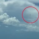 Se puede observar un extraño objeto que pasa volando a gran velocidad muy cerca de un avión