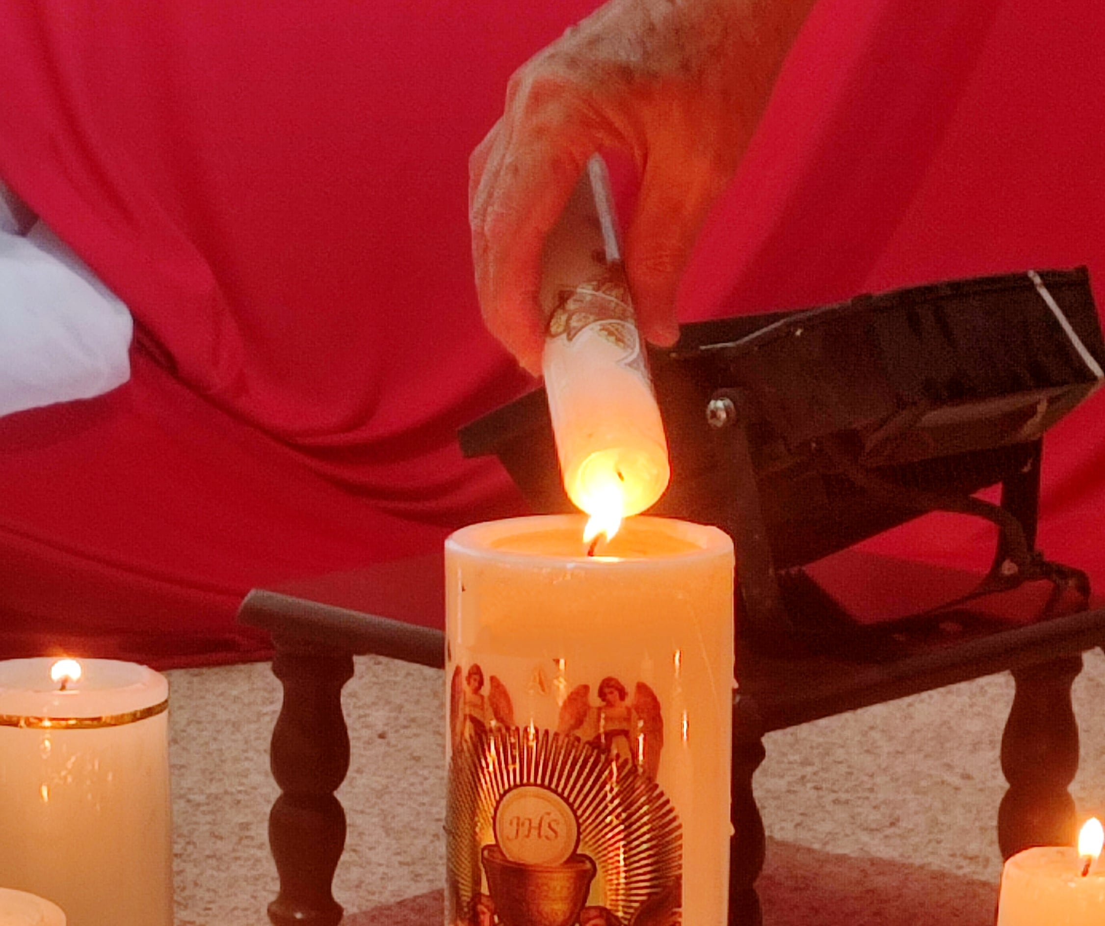 La semana santa es la mejor época para los fabricantes de velas en Cali