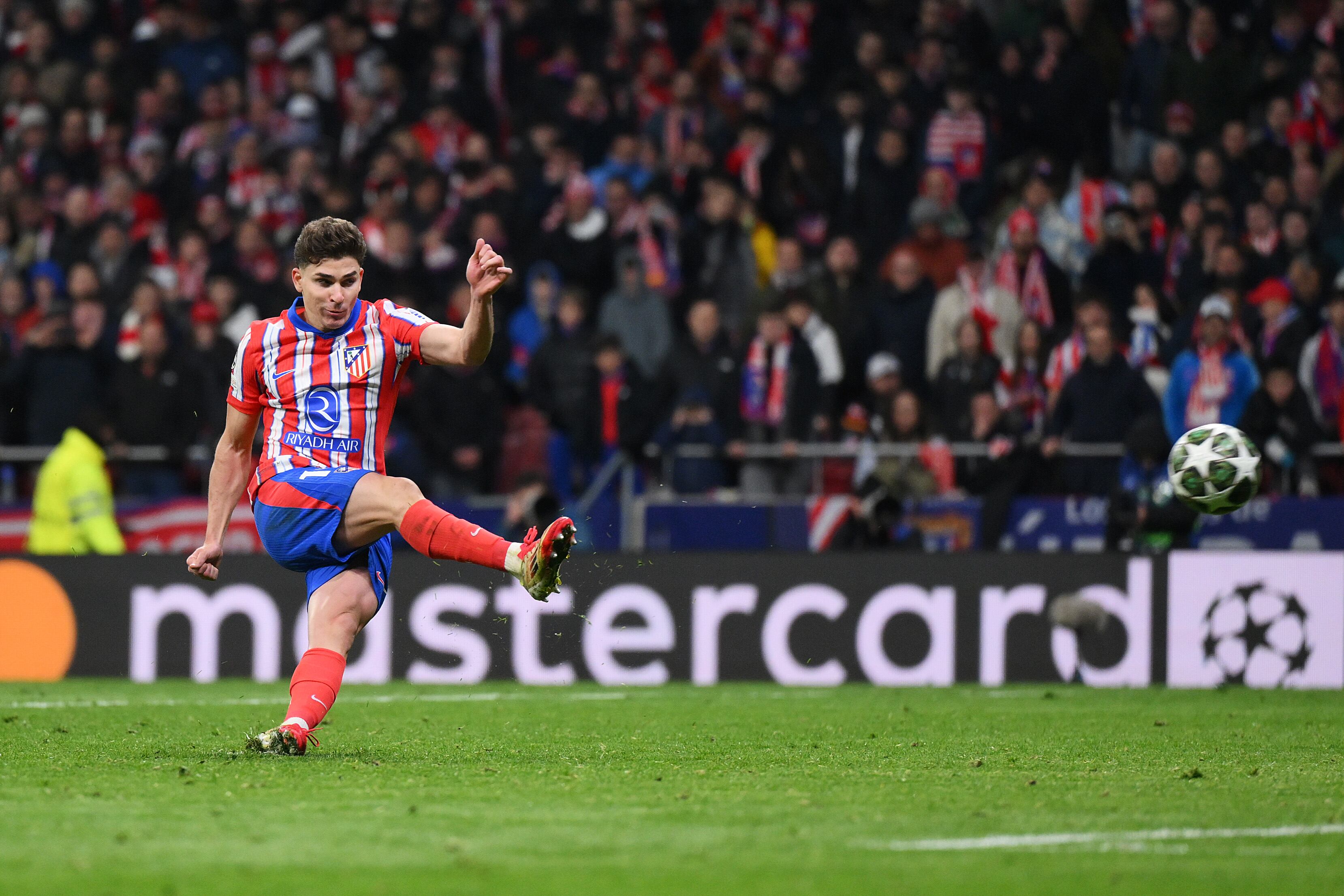 MADRID, SPAIN - MARCH 12: Julian Alvarez of Atletico de Madrid scores the team's second penalty in the penalty shoot out, which is later ruled out following a VAR Review due to an improper kick, during the UEFA Champions League 2024/25 Round of 16 second leg match between Atletico de Madrid and Real Madrid C.F. at Estadio Metropolitano on March 12, 2025 in Madrid, Spain. (Photo by David Ramos - UEFA/UEFA via Getty Images)