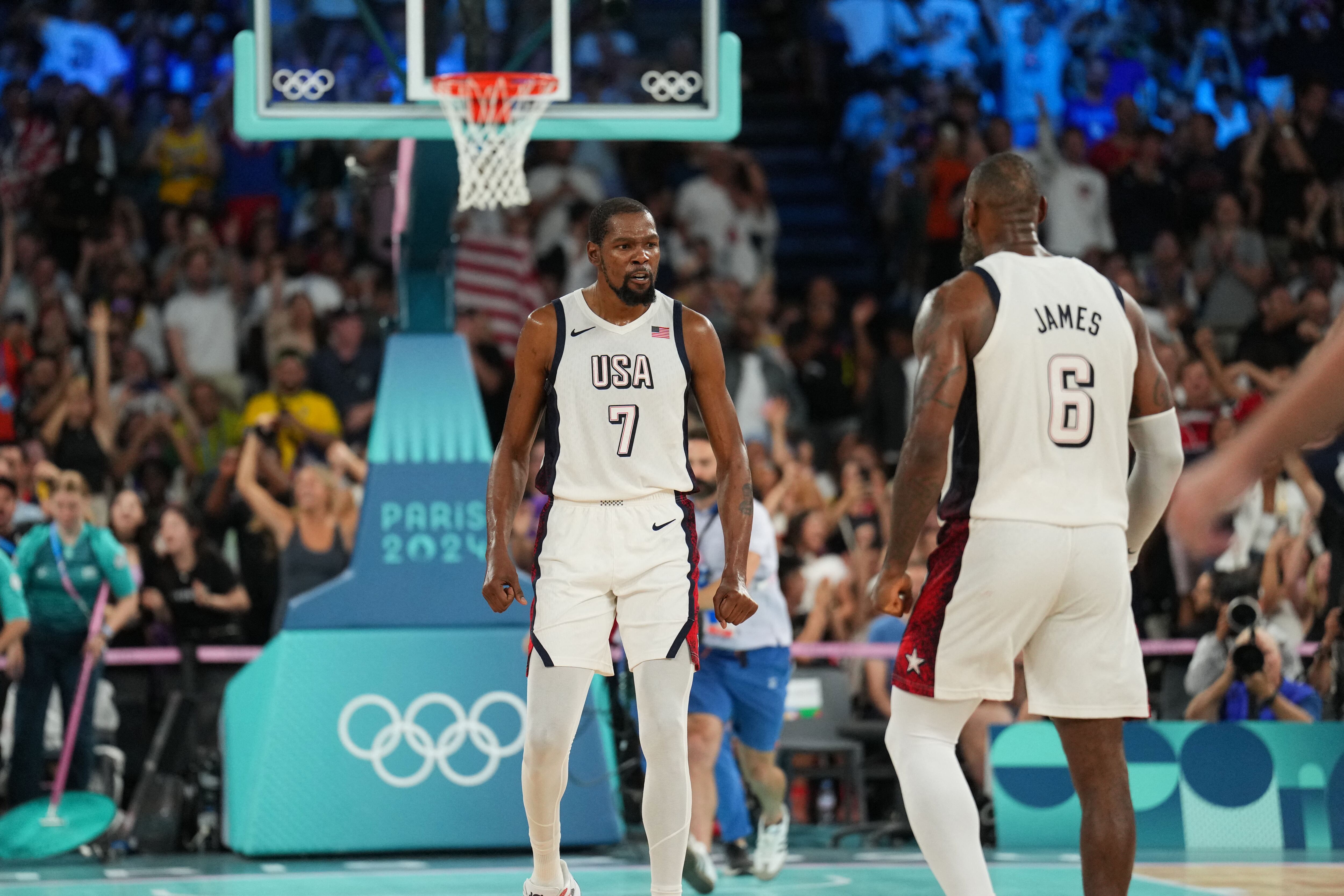 Kevin Durant # 7 y LeBron James # 6 del equipo nacional masculino de EE. UU. Celebran durante el juego durante las semifinales masculinas el 8 de agosto de 2024.