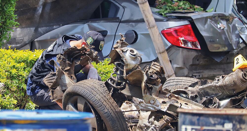   Así quedó el carro bomba que estalló en Potrerito, zona rural de Jamundí, sur del Valle del Cauca. Fue el segundo en menos de dos días en esa zona del país. 
