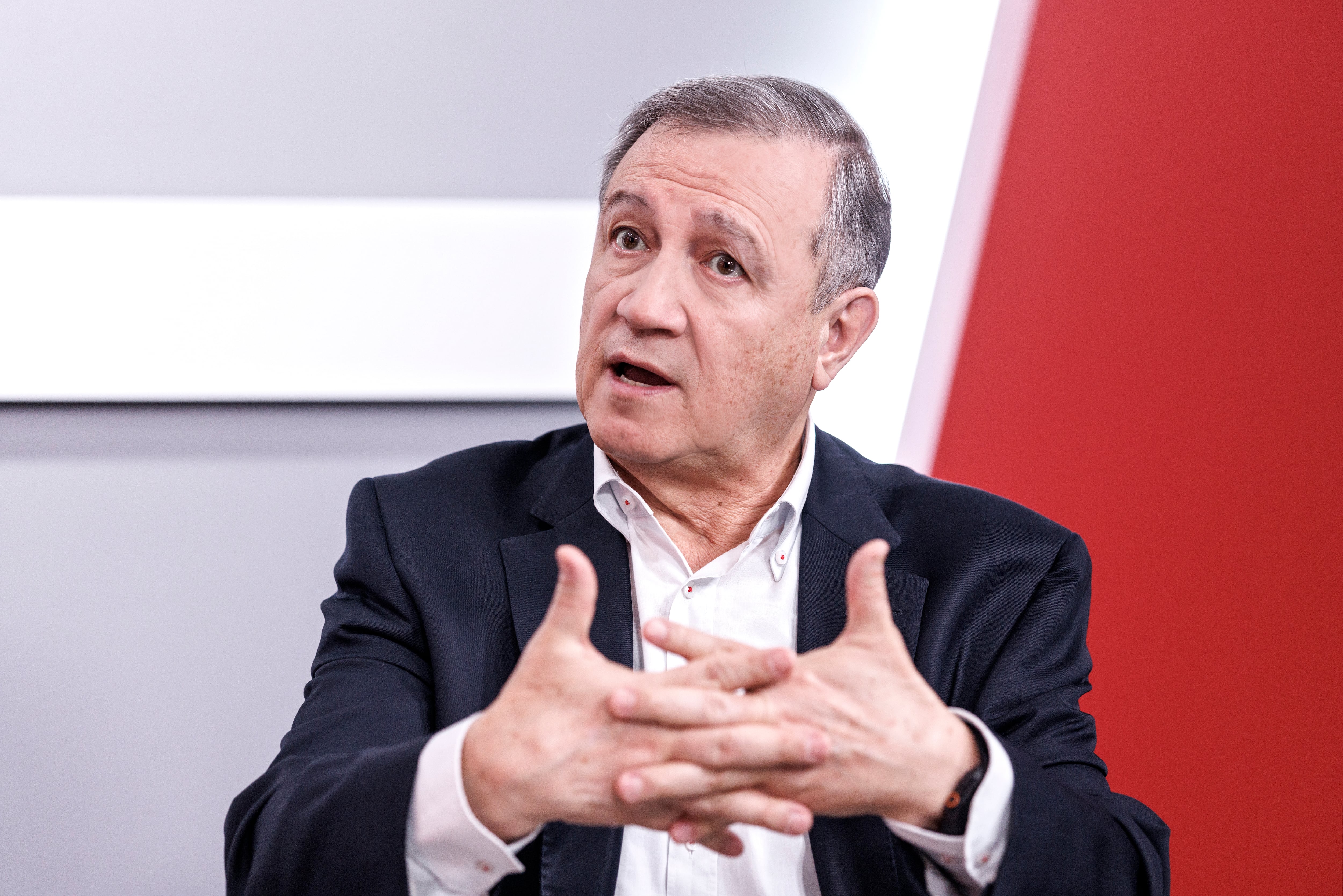 Ernesto Macías.