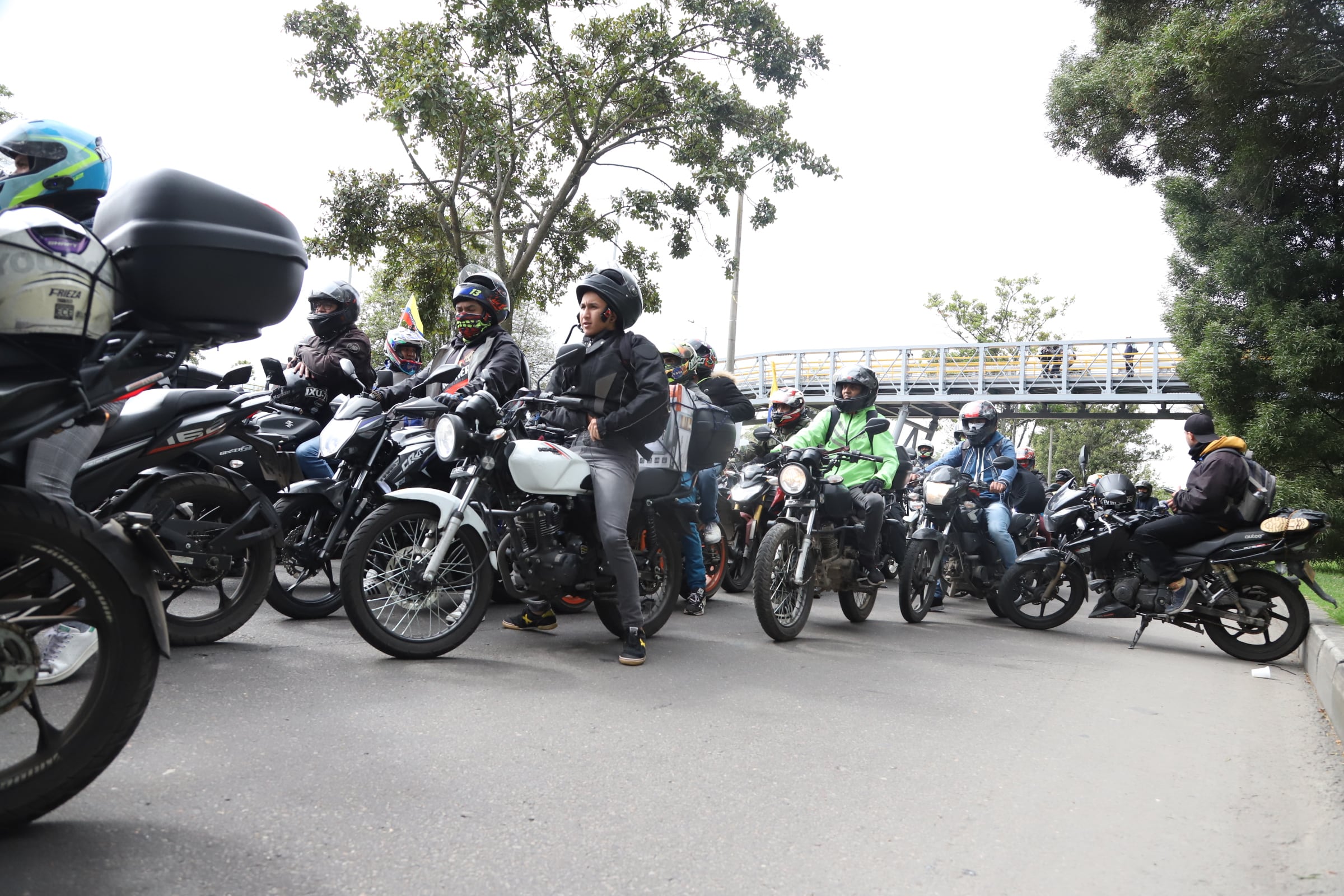Motociclistas en protesta, biblioteca Virgilio Barco
