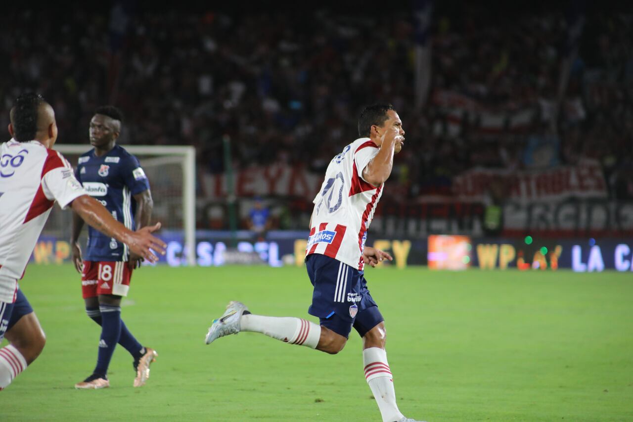 Bacca y Cetré se pelean el trofeo del goleador del campeonato.