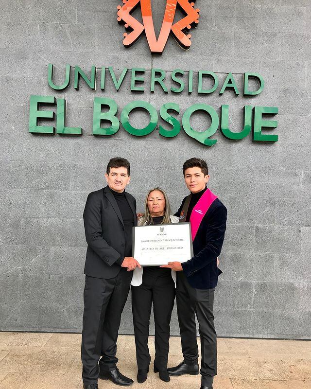 El joven compartió una foto con sus padres