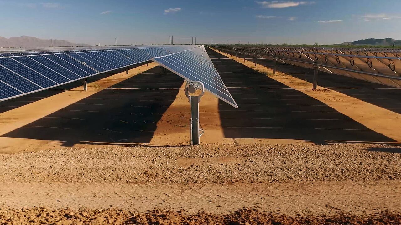 Cerca de paneles de energía solar en el desierto.