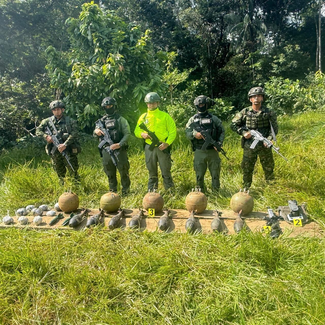 Arsenal incautado al Estado Mayor Central de las Disidencias de las FARC en Calamar, Guaviare.