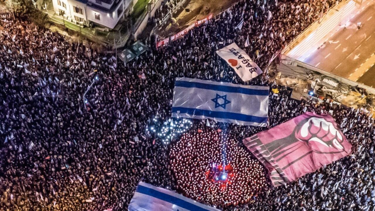 El primer ministro, que está siendo juzgado actualmente por corrupción, ha sido acusado por oposición y manifestantes, de usar las reformas para anular procesos judiciales en su contra, las protestas han sido multitudinarias.