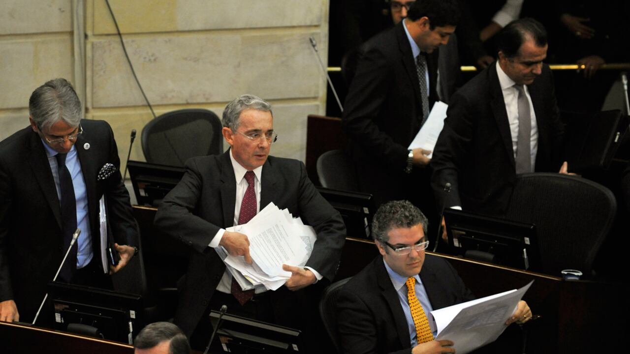 Álvaro Uribe le respondió a Iván Cepeda y se fue.