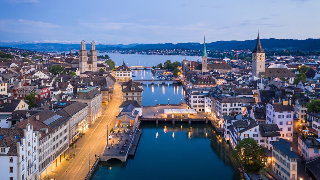 Crepúsculo sobre el casco antiguo de Zurich, a lo largo del río Limmat