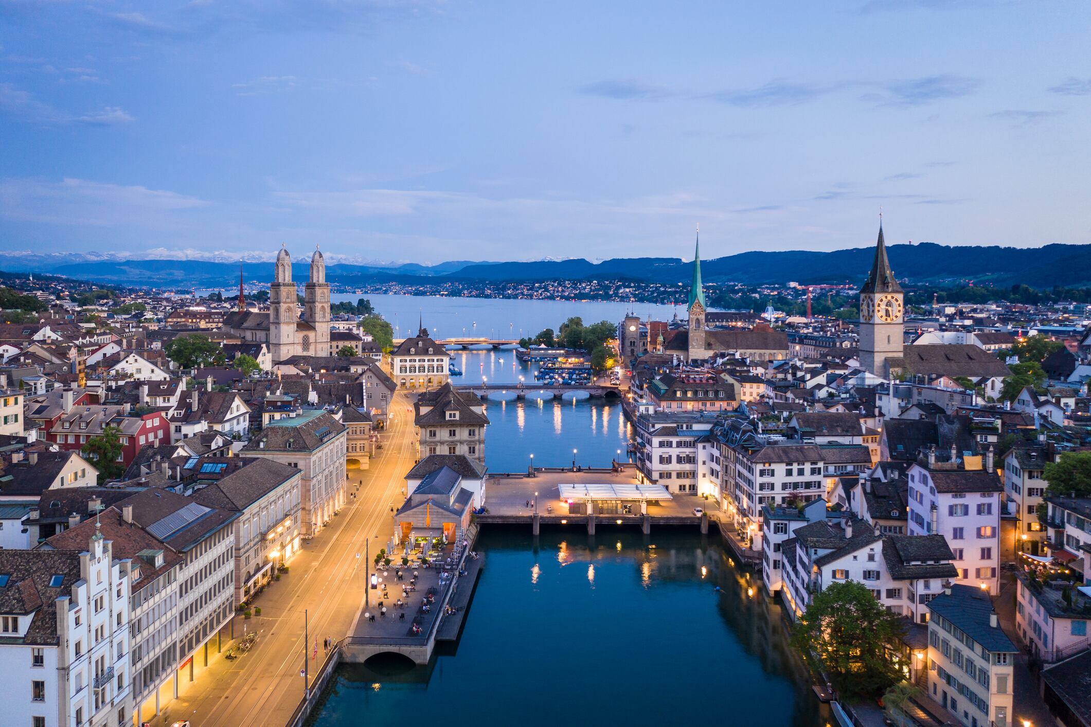 Crepúsculo sobre el casco antiguo de Zurich, a lo largo del río Limmat