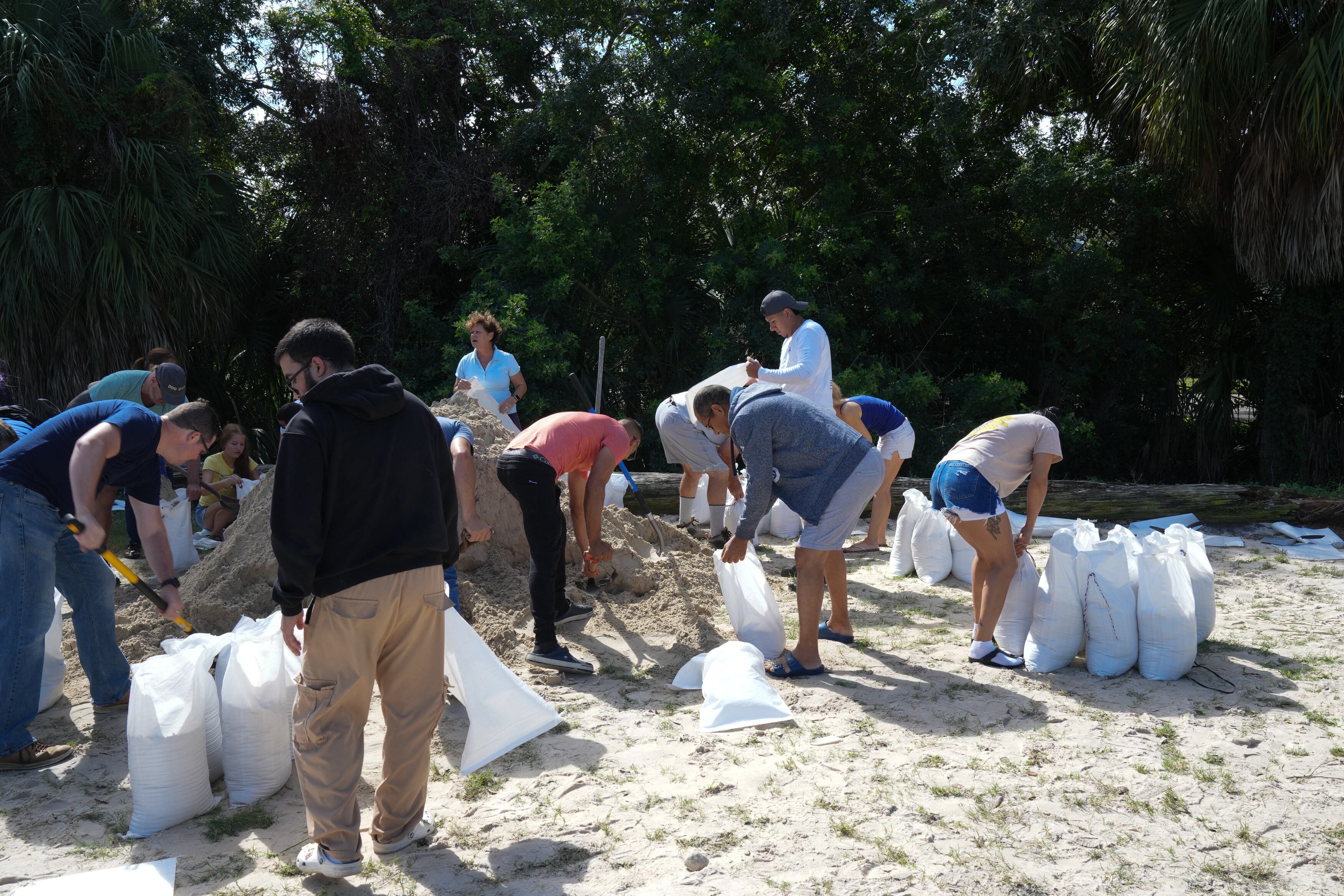 Los ciudadanos en Florida se están preparando para lo que será el paso del potente huracán.