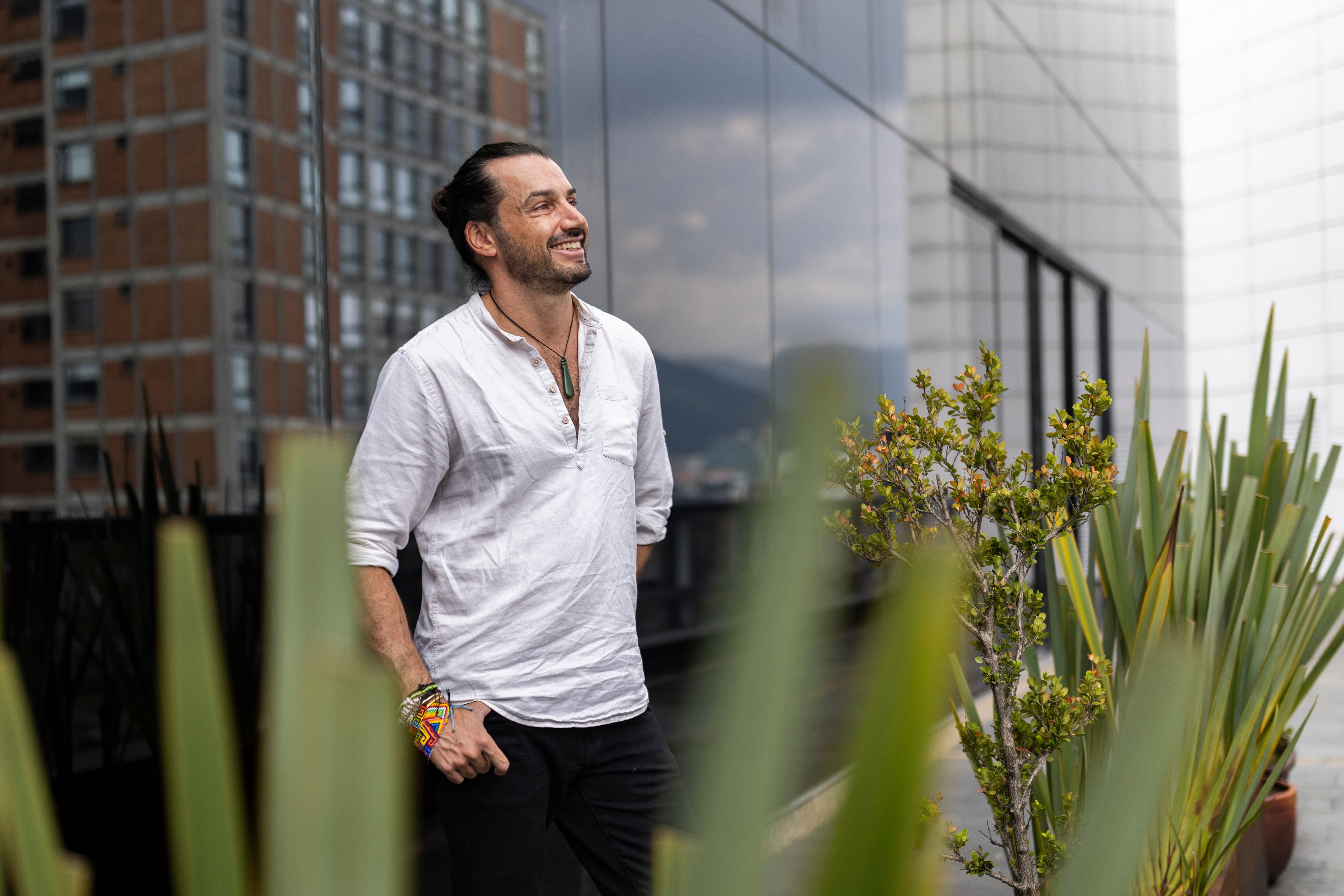 ‘Vivo de viaje, pero no son vacaciones’, Christian Byfield, el creador de contenido que ha conocido 98 países lanza su segundo libro